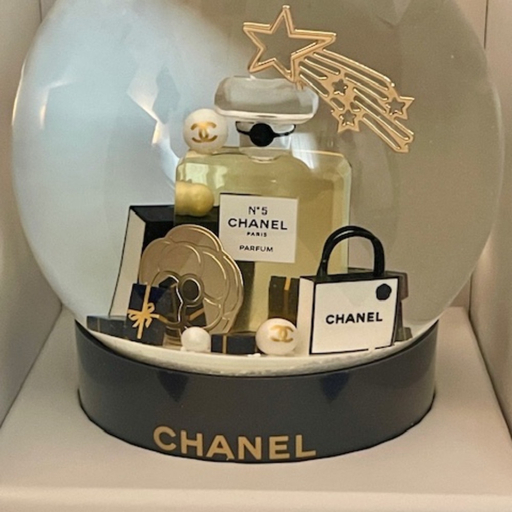 BRAND NEW CHANEL SNOW GLOBE - DECEMBER 2025 - COLLECTORS ITEM - Picture 2 of 12